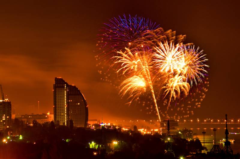 волгоград,ночное небо,Салют,Праздник,День города,День победы,жк паруса,праздничный салют,торжество